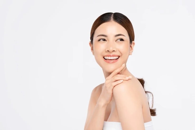 Uống nước lọc ấm vào mỗi sáng không chỉ giúp cơ thể duy trì sự tỉnh táo mà còn có tác dụng mạnh mẽ trong việc cải thiện sắc tố da.