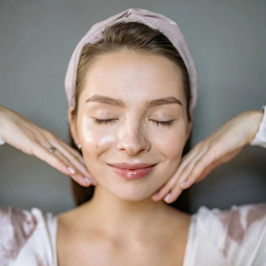 Xoay tròn mắt là bài tập yoga đơn giản tại nhà hỗ trợ giảm căng thẳng và cải thiện tuần hoàn quanh vùng mắt.