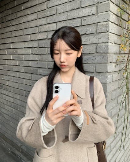 Tóc buộc nửa là một trong những lựa chọn đơn giản nhưng hiệu quả nhất khi kết hợp với váy.