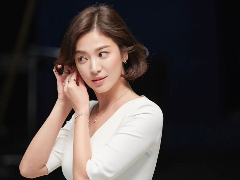 Mái tóc ngắn của Song Hye Kyo đã được làm xoăn nhẹ ở phần đuôi và nhuộm màu nâu sáng.