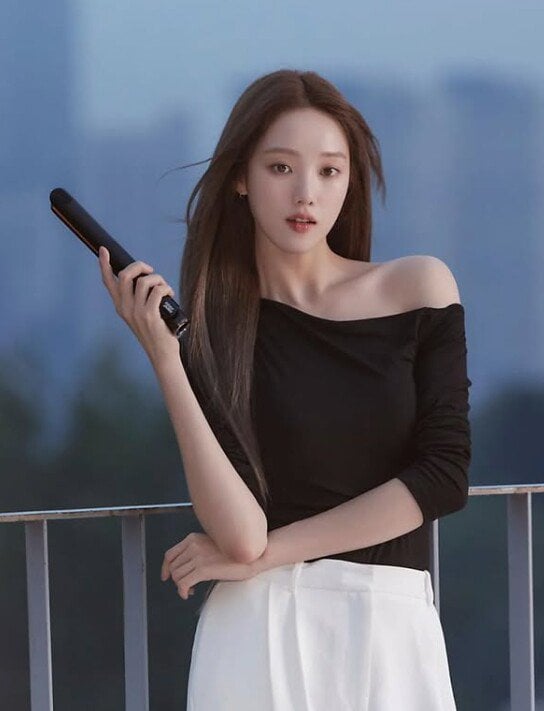 Lee Sung Kyung luôn xuất hiện với thân hình cân đối, đôi chân thon dài cùng vòng eo nhỏ nhắn