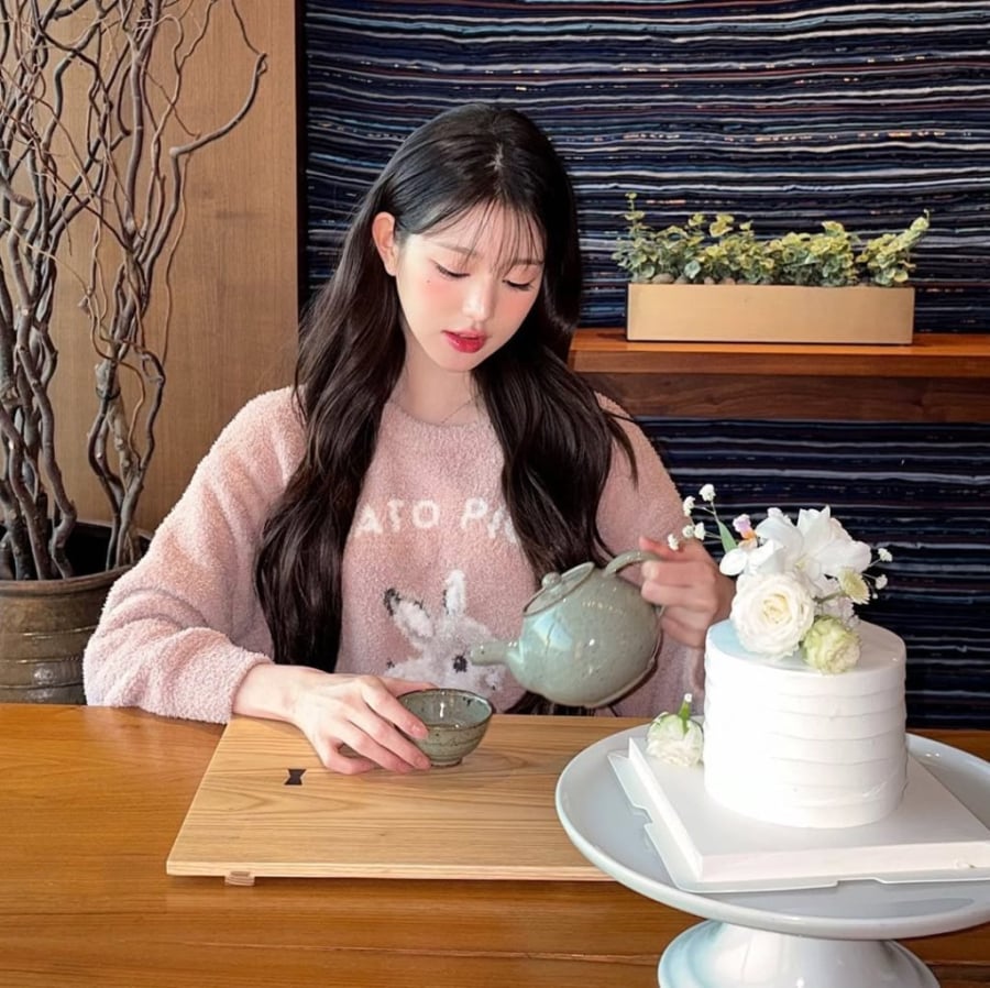 Nếu bạn yêu thích vẻ đẹp tự nhiên nhưng vẫn cuốn hút, kiểu tóc thả uốn nhẹ chính là lựa chọn hoàn hảo.