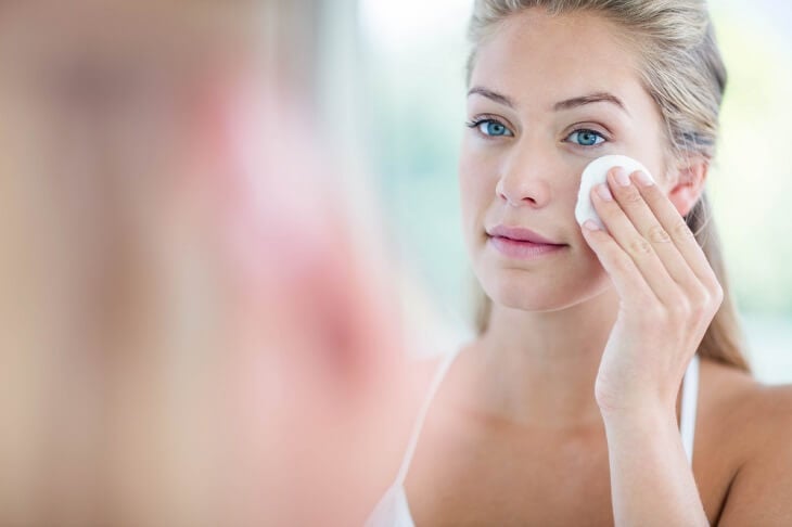 Với tính chất chống viêm, nước hoa hồng làm dịu các tình trạng kích ứng da như mẩn đỏ, bệnh trứng cá đỏ hoặc chàm.
