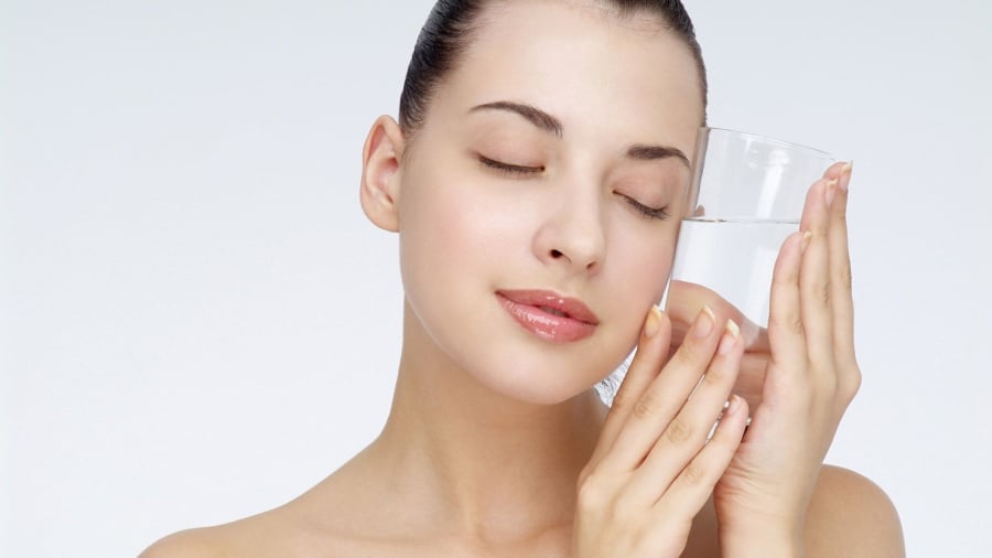 Hãy mang theo một chai nước hoa hồng nhỏ gọn để cấp nước kịp thời khi di chuyển.