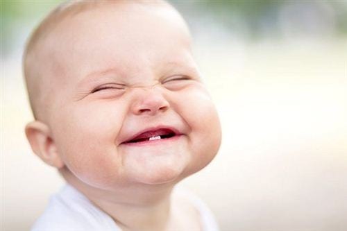 Em bé vui vẻ hay cười
