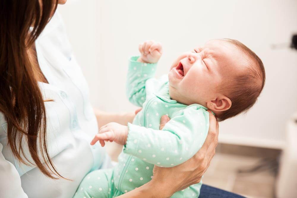 Bé bám mẹ không rời