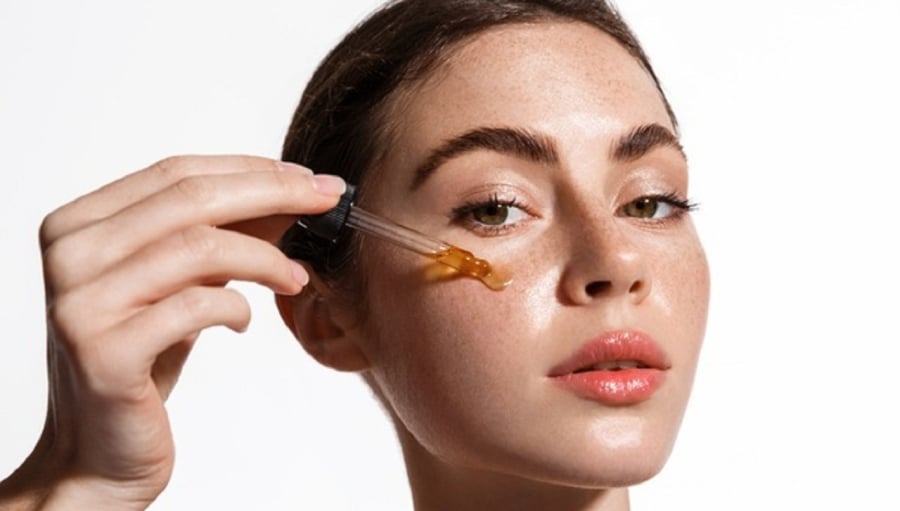 Hãy thoa serum vitamin C ngay sau khi rửa mặt, trước khi sử dụng kem dưỡng và kem chống nắng.
