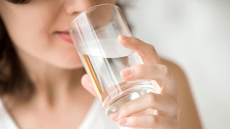 Một trong những nguyên nhân khiến môi bị thâm, khô, bong tróc là do cơ thể thiếu nước.