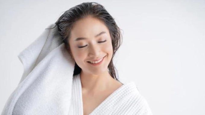 Việc sử dụng nước quá nóng có thể làm mất đi độ ẩm tự nhiên của tóc, khiến tóc dễ khô xơ và yếu hơn.