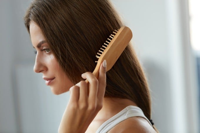Việc chải tóc trước không chỉ giúp gỡ rối mà còn loại bỏ phần bụi bẩn bám trên tóc
