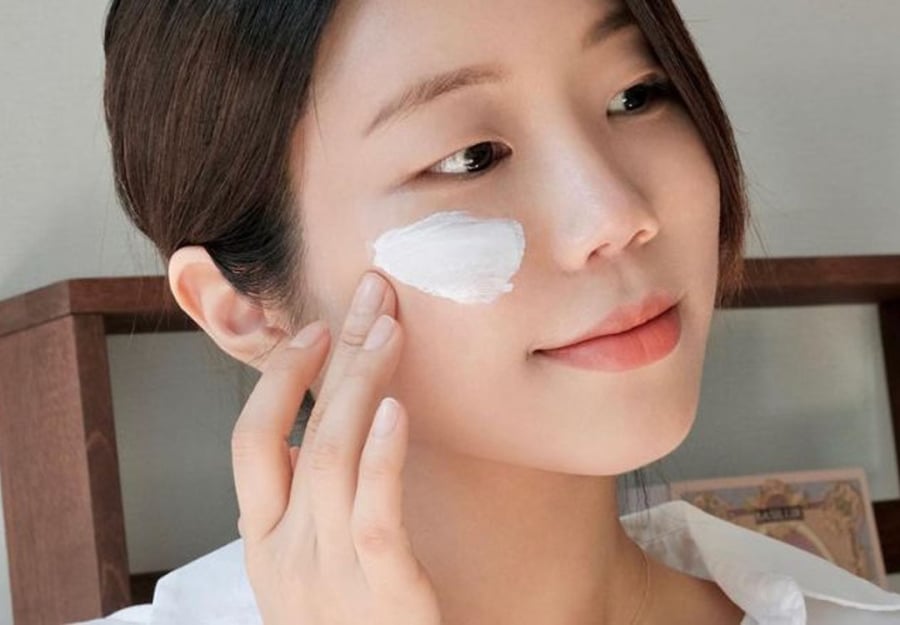 Khi đi bơi hoặc hoạt động dưới nước, cần sử dụng kem chống nắng có khả năng chống nước
