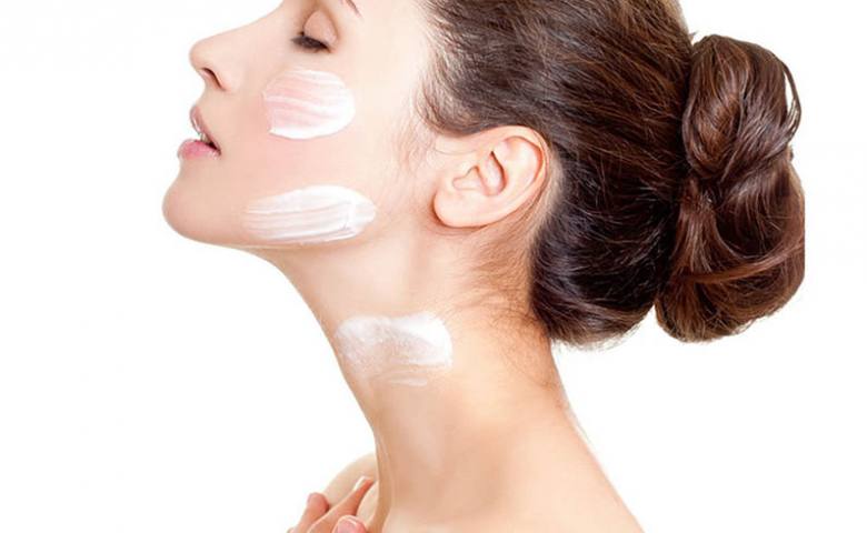 Tia UV có thể phá hủy các phân tử giữ nước trong da, khiến vùng cổ trở nên khô ráp