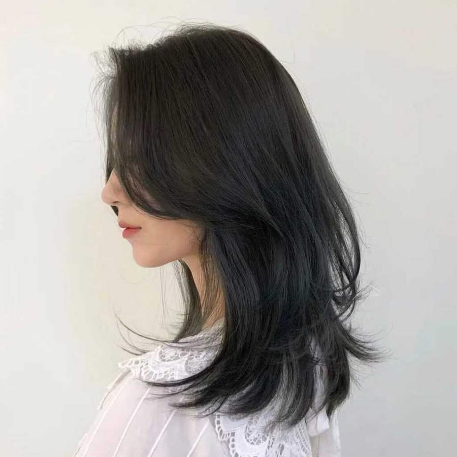 Nếu bạn đang tìm kiếm một kiểu tóc vừa thanh lịch vừa dễ dàng chăm sóc, tóc layer đen dài chính là gợi ý tuyệt vời