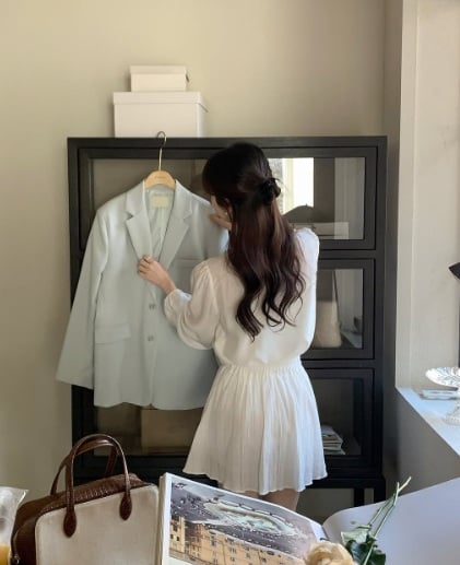 Tóc buộc nửa là lựa chọn hoàn hảo cho những ai muốn duy trì sự nhẹ nhàng nhưng vẫn có nét cá tính