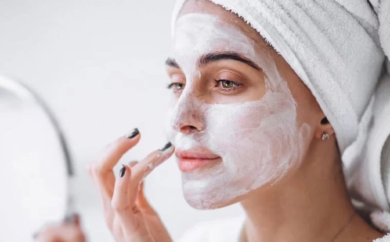Làn da sạch sẽ và đủ ẩm là yếu tố quan trọng giúp lớp nền bám lâu và không bị xỉn màu