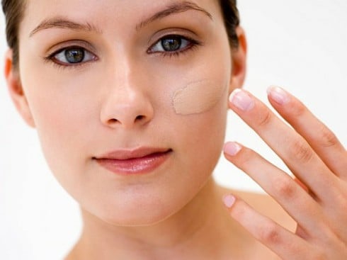 Thay vì dùng phấn má dạng kem, bạn có thể chọn phấn má dạng nén để giữ màu lâu hơn