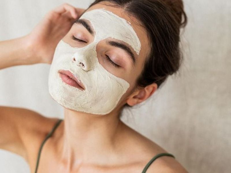 Mặt nạ đất sét hoặc mặt nạ sủi bọt là những lựa chọn phổ biến giúp hút sạch dầu thừa