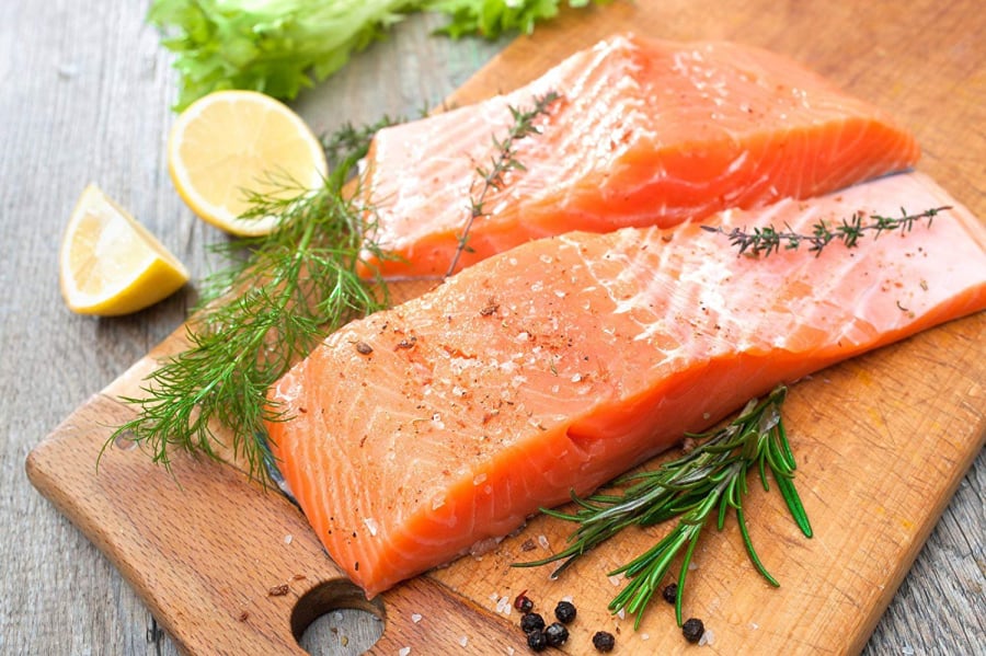 Việc bổ sung cá hồi vào chế độ ăn không chỉ tốt cho làn da mà còn mang lại nhiều lợi ích cho sức khỏe