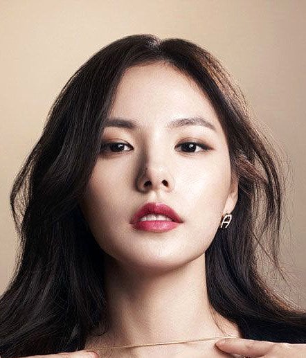 Vẻ đẹp của Min Hyo Rin không chỉ đến từ đôi mắt long lanh hay bờ môi duyên dáng, mà còn nhờ chiếc mũi cao, thẳng như tượng tạc.