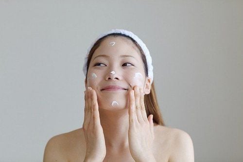 Khi kết hợp, lớp dưỡng dày có thể gây bít tắc lỗ chân lông, làm mất đi hiệu quả kiểm soát dầu và thậm chí gây mụn.