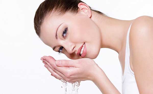 Nước có nhiệt độ quá cao có thể làm mất đi lớp dầu tự nhiên trên da, khiến da bị khô, bong tróc và nhạy cảm hơn.