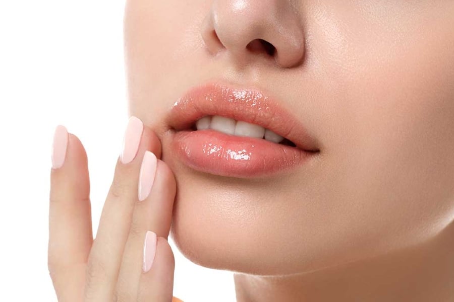 Việc tẩy tế bào chết định kỳ giúp loại bỏ lớp da khô sần