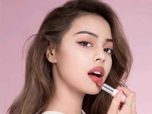 Lớp tế bào chết khiến môi khô ráp, làm son lên màu không đều và nhanh trôi.