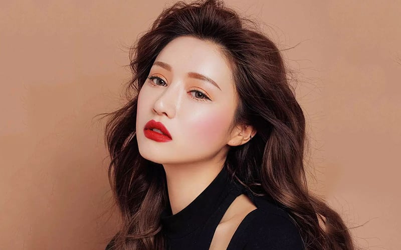 Thay vì tô một lớp son dày, hãy đánh son theo từng lớp mỏng để tăng khả năng bám màu mà không làm môi bị khô.