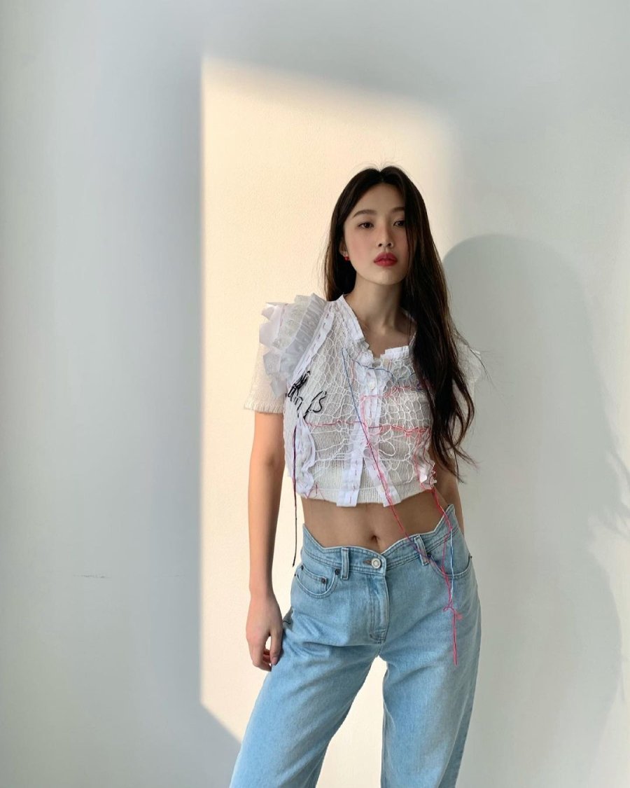 Một lớp sáp trong suốt phủ lên chân mày sau khi kẻ sẽ giúp bảo vệ khỏi nước mưa và duy trì độ sắc nét cả ngày dài.