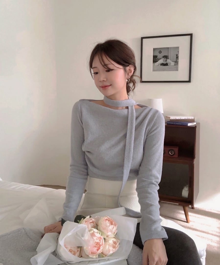 ớp nền mỏng nhẹ kết hợp với phấn má san hô tạo hiệu ứng trong trẻo.