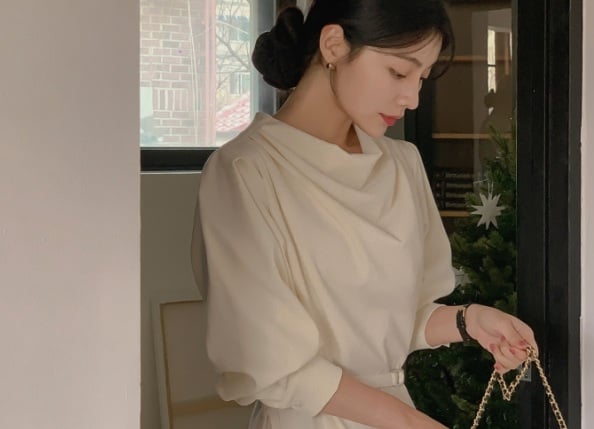 Sử dụng phấn mắt gam hồng nhẹ, kết hợp với đường kẻ mắt mảnh sẽ giúp đôi mắt thêm phần long lanh