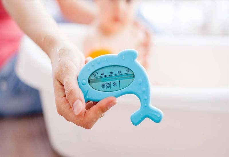 Không nên tắm cho trẻ sơ sinh bằng nước quá nóng