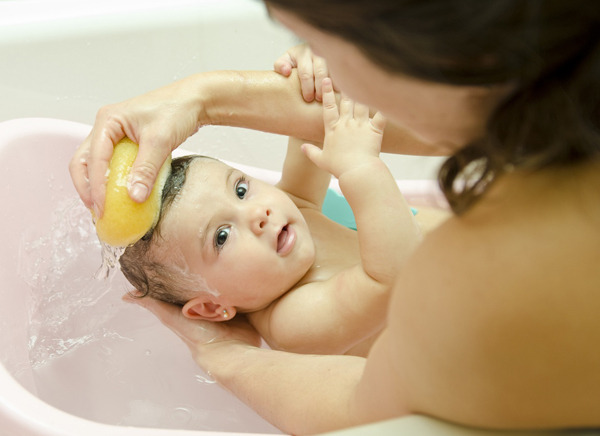 Không nên dùng chanh để tắm cho bé