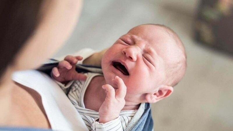 Bé quấy khóc vào ban đêm, bú nhiều lần lắt nhắt
