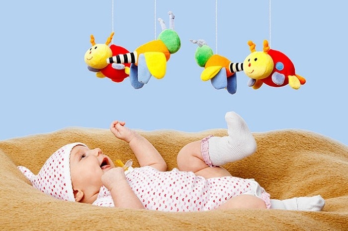 Bé vui vẻ chơi tự lập khi được bú no, ngủ đủ