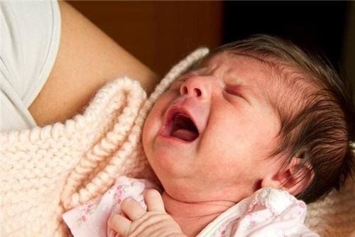 Bé gắt ngủ, bú vặt