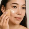 Trang điểm rồi có cần bôi lại kem chống nắng? 8 cách làm đúng, da vừa xinh vừa được bảo vệ tối ưu