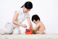 Cha mẹ hãy là người quan sát, chơi cùng, tạo ra luật lệ cho trẻ
