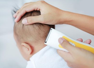Có nên cắt tóc máu cho trẻ sơ sinh?