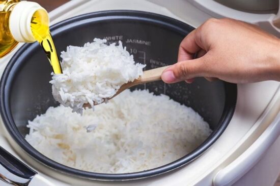 Cho muỗng dầu ăn vào nấu cơm, công dụng bất ngờ, ai cũng muốn làm theo, cơm trắng mẩy hạt đạt "cảnh giới" mới