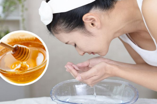 Chỉ với thêm vài giọt mật ong thêm vào ở bước rửa mặt, làn da sẽ hoàn hảo không tỳ vết