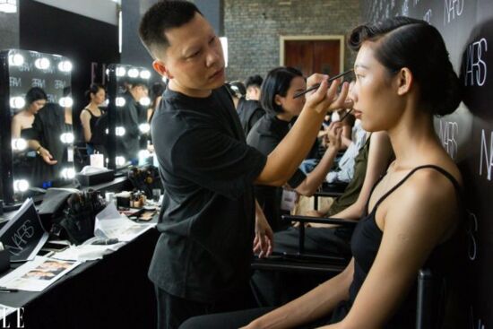 Bước vào hậu trường ELLE Fashion Show 2023 và khám phá những phong cách trang điểm thời thượng