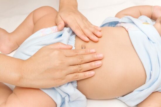 Cách giúp con giảm đầy hơi, chướng bụng