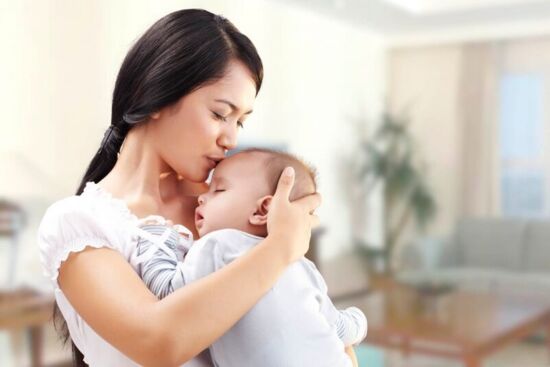 Cho trẻ vỗ ợ hơi có ảnh hưởng cột sống không?
