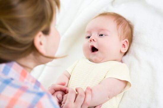 Cách tập vận động cho trẻ sơ sinh, đánh thức trẻ sơ sinh ngủ ngày