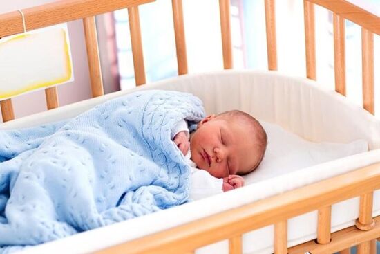 Trẻ sơ sinh ngủ không cần hát ru, đưa võng, nằm trên người bố mẹ