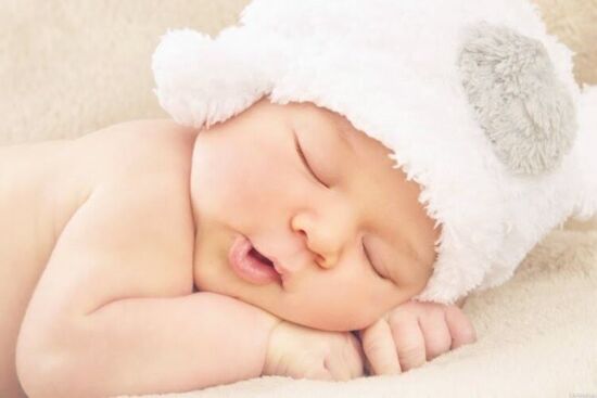 Có nên đội mũ cho trẻ sơ sinh?