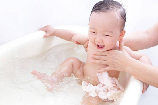 Các loại lá tắm mát cho trẻ sơ sinh