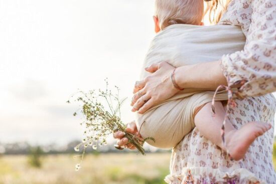 Bé mấy tháng dùng được địu? Nên chọn loại địu nào tốt nhất