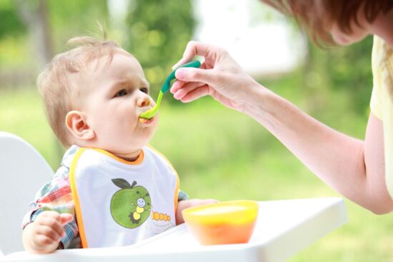 Những thực phẩm không nên cho bé ăn dặm trước 1 tuổi